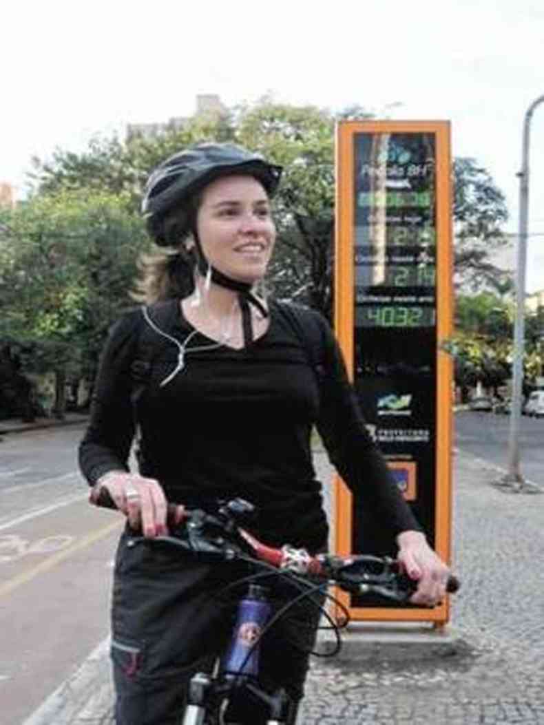 A dentista Lorenza Carvalhais j est gostando da ideia de usar a bike como meio de transporte(foto: Tlio Santos/EM/D.A Press )