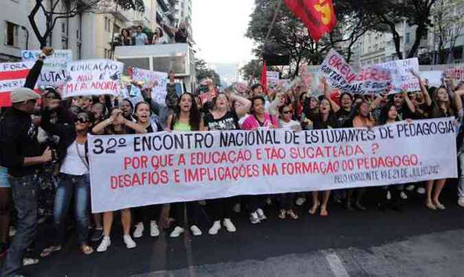 Estudantes do curso de Pedagogia de todo pas realizaram, nesta quinta-feira (19), um protesto no Centro de Belo Horizonte. De acordo com a assessoria do movimento, o ato foi para manifestar contra o 