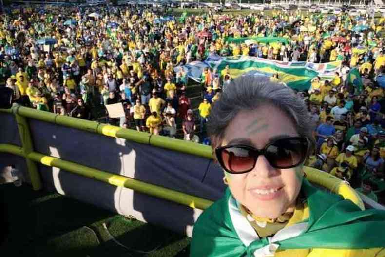 Selma Kuckelhaus em cima do trio elétrico e vestida com camisa do Brasil 