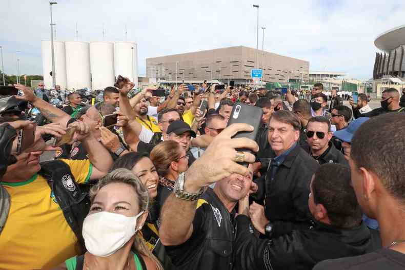 Bolsonaro chegou  manifestao sem mscara e causou grande aglomerao de pessoas(foto: Clauber Cleber Caetano/PR)
