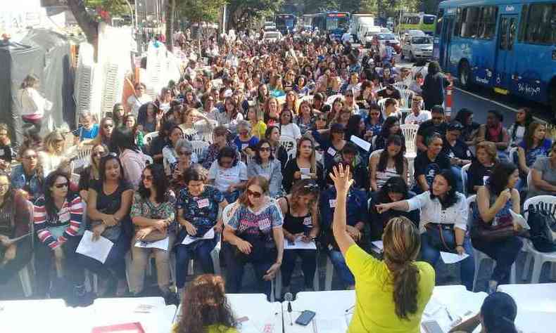 Professores fizeram assembleia na Avenida Afonso Pena em frente a Prefeitura de Belo Horizonte(foto: Sind-Rede/Divulgao)