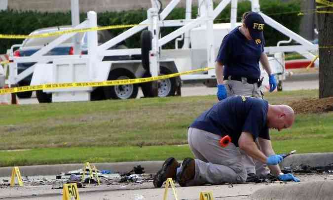 Polcia americana e FBI investigam se os dois homens mortos no domingo aps abrirem fogo perto de um centro de convenes no Texas tinham ligaes com redes islamitas(foto: Ben Torres/Getty Images/AFP)