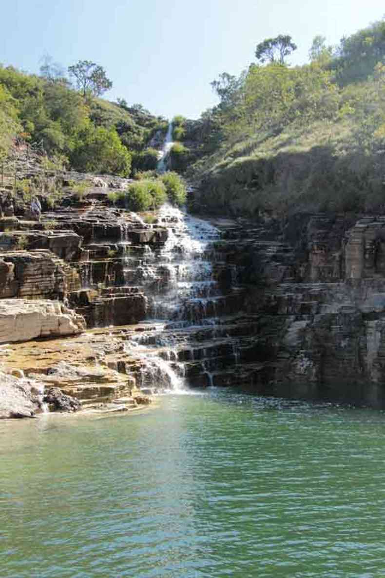 Cachoeira do Lago Azul tem gua cristalina e acesso fcil para banhistas(foto: Marden Couto/TM/Divulgao %u2013 15/4/16)