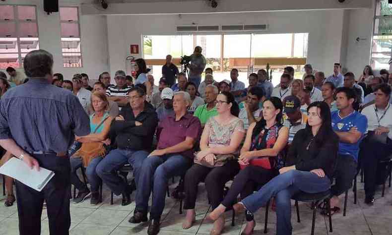 Encontro ocorreu na Cmara Municipal da cidade e contou com dezenas de agropecurios(foto: Paulo Filgueiras/EM/D.A PRESS)