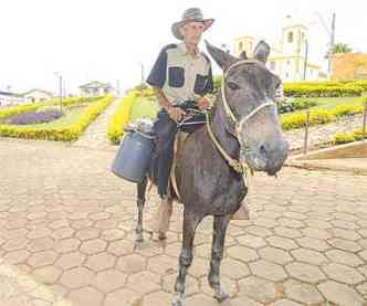 Em Queluzito, Regio Central, Francisco da Silva, de 76 anos, transporta o leite que produz at a cooperativa todos os dias, com a ajuda da mula Mulatinha, e acredita que o trabalho  um dos segredos da longevidade