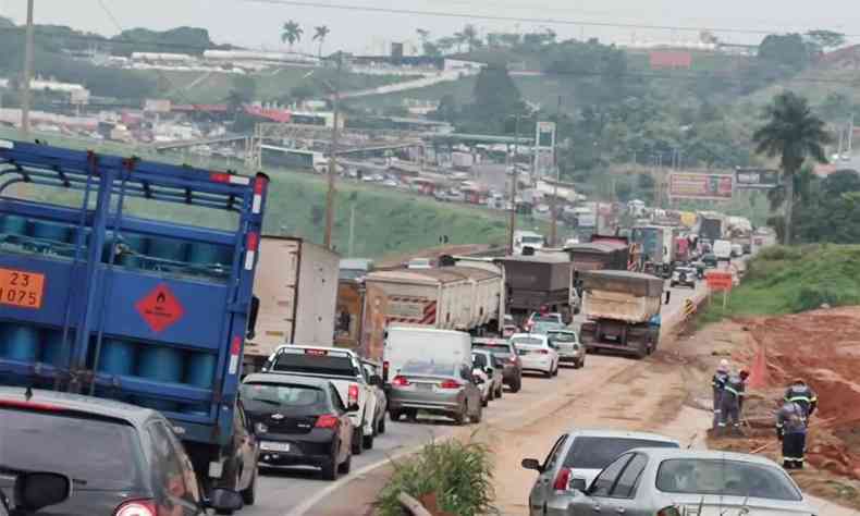 Fila de veculos na BR-381 durante interdio feita por bolsonaristas