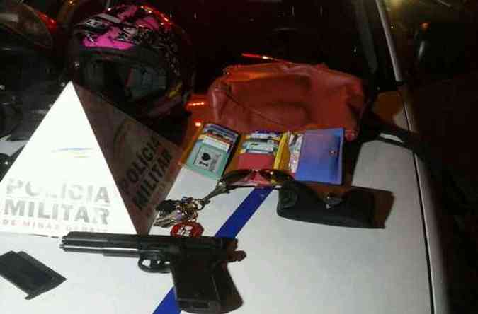 A rplica de arma foi apreendida e a bolsa com os pertences da jornalista recuperados