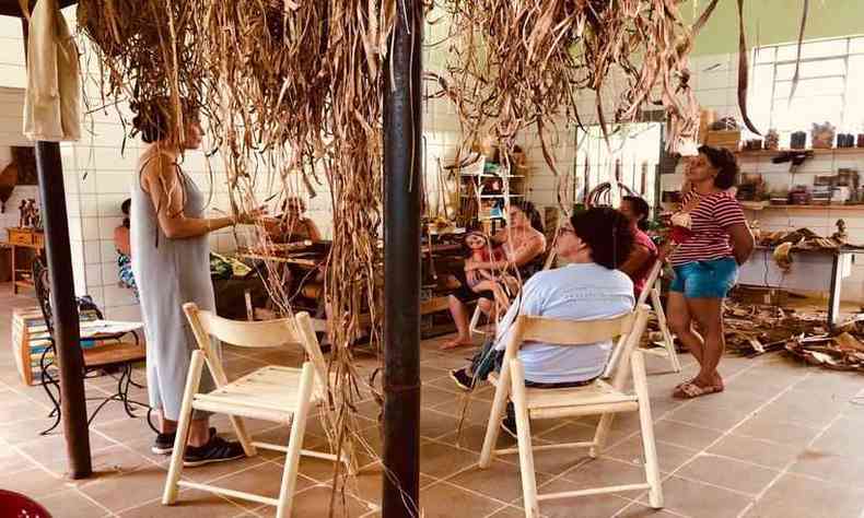 As artess aprimoraram habilidades e usaram criatividade com fibras de bananeira(foto: Associao das Artess de Delfinpolis/Divulgao)
