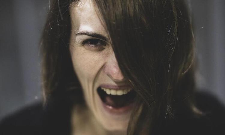 mulher com expressão de grito