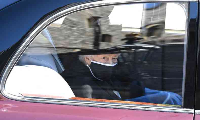 A rainha Elizabeth II segue o cortejo em um automvel(foto: AFP / POOL / LEON NEAL )