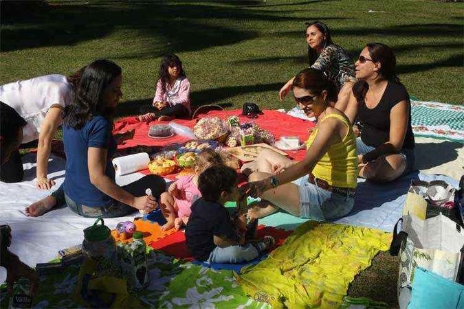 Patr�cia Calado (oferecendo suco a crian�a) fez piquenique pela primeira vez com grupo de amigas na Floriano Peixoto e aprovou programa(foto: Edesio Ferreira/EM/D.A Press.)