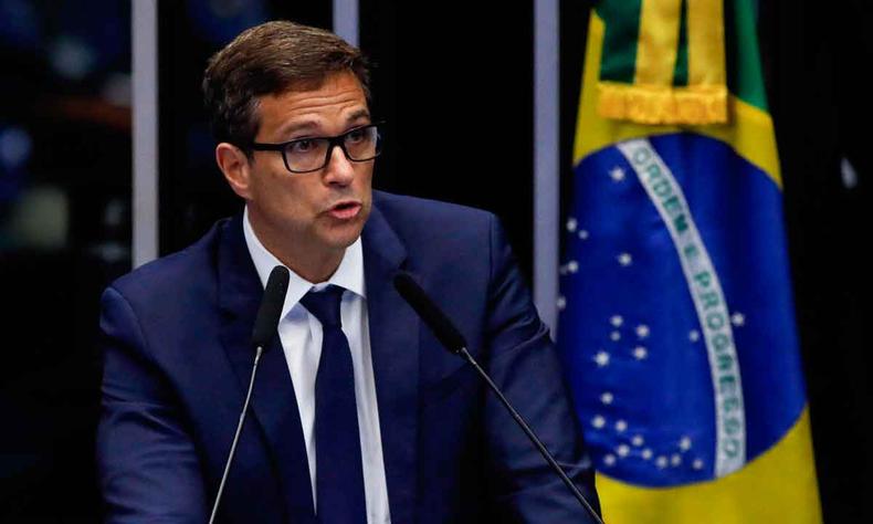 Roberto Campos Neto tem resistido até agora a reduzir a taxa Selic(foto: SERGIO LIMA/AFP) Roberto Campos Neto tem resistido até agora a reduzir a taxa Selic
