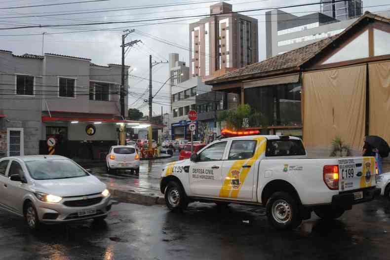 No Bairro Prado, nas proximidades da Avenida Francisco S, viatura da Polcia Civil monitorou possibilidade de enchente (foto: Tlio Santos/EM/D.A Press)
