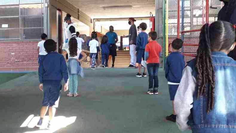 Na Escola Municipal Professor Domiciano Vieira, todo cuidado para recepcionar os alunos (foto: Jair Amaral/EM/D.A Press)