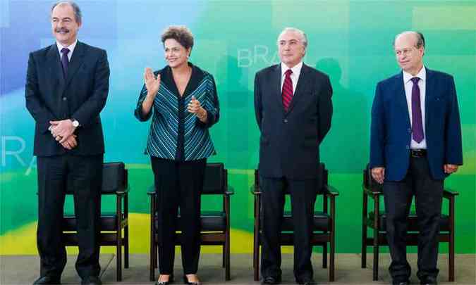 Posse do ministro da Educao, Renato Janine Ribeiro (ltimo  direita). Na foto, Dilma ao lado do ministro Aloizio Mercadante e do vice Michel Temer(foto: Stuckert Filho/PR)