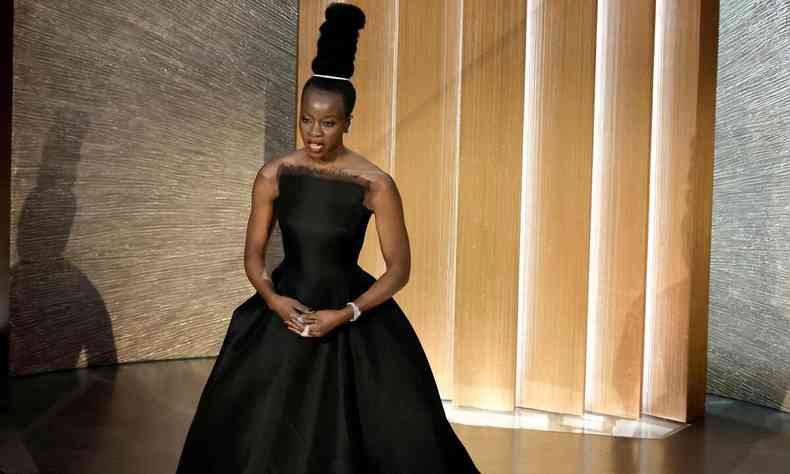 Atriz Danai Gurira usa longo preto na festa do Oscar