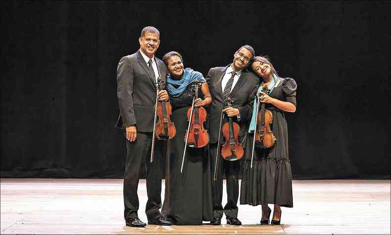 Elias (violino spalla), William (violino) e Glaucia (viola), e a violinista Hozana na orquestra Musicoop