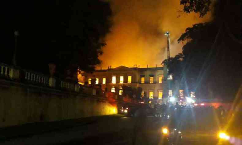 Incndio atinge Museu Nacional do Rio de Janeiro, na Quinta da Boa Vista, na zona norte do Rio de Janeiro (foto: Vitor Abdala/ Agncia Brasil)