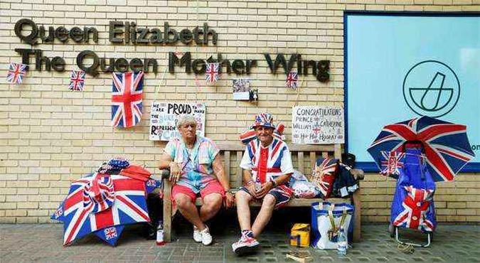 F�s da fam�lia real aguardam o nascimento do filho do casal Willian e Kate(foto: REUTERS/Andrew Winning )