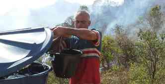 Morador do Solar do Barreiro combate o fogo perto de sua casa desde o incio da tarde de quarta(foto: Paulo Filgueiras/EM/D.A Press)