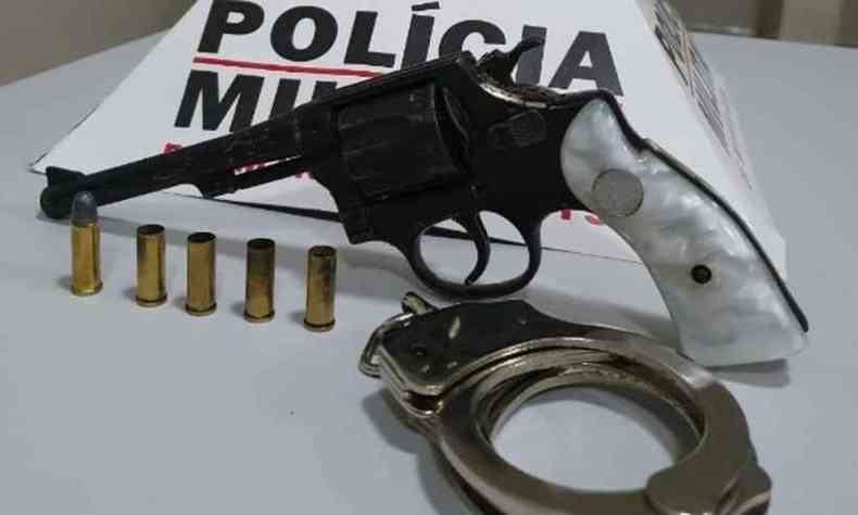 Arma, munio e par de algemas foram encontrados com a vtima(foto: PMMG/Divulgao)