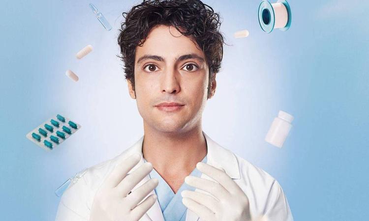 Ator Tamer Olmez em cartaz da novela Um milagre