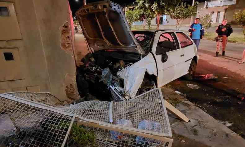 carro com frente destruda aps acidente