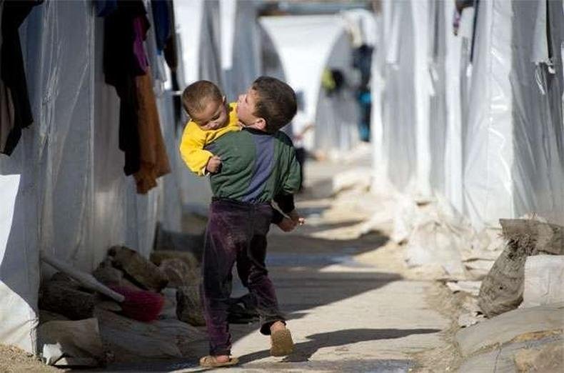 Crianças caminham no campo de refugiados de Azaz, na Turquia(foto: ODD ANDERSEN/AFP) Crianças caminham no campo de refugiados de Azaz, na Turquia(foto: ODD ANDERSEN/AFP)