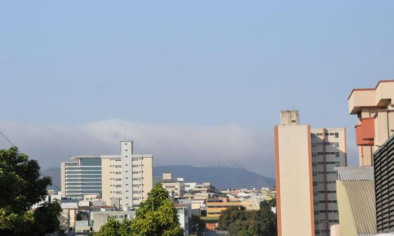 Vista parcial dos Bairros Floresta e Santa Tereza de Belo Horizonte; cu azul e nuvens ao fundo