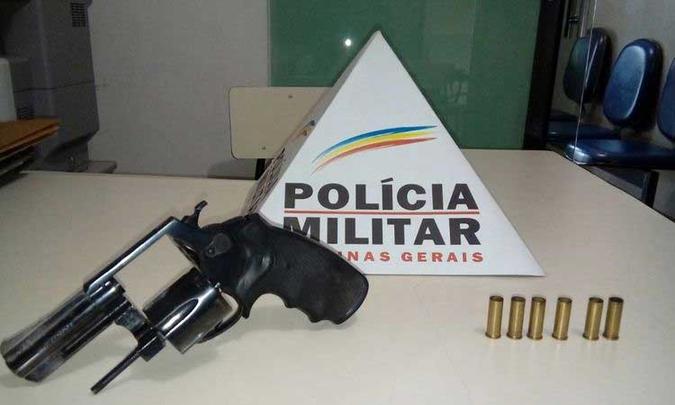 Arma apreendida será entregue à Polícia Civil, junto com o preso de 18 anos(foto: Polícia Militar/Divulgação) Arma apreendida será entregue à Polícia Civil, junto com o preso de 18 anos(foto: Polícia Militar/Divulgação)