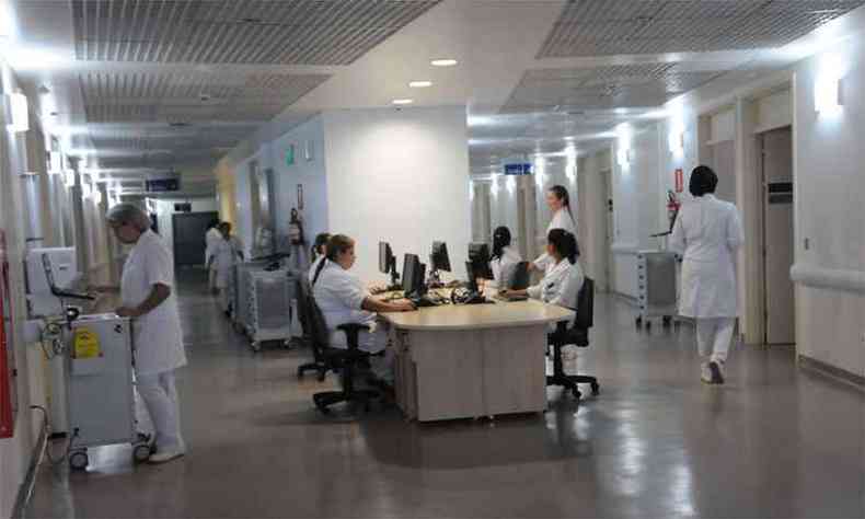 Interior do Hospital do Barreiro, agora com 460 leitos disponveis e capacidade de atendimento mensal de 2 mil internaes(foto: Paulo Filgueiras/EM/DA Press)