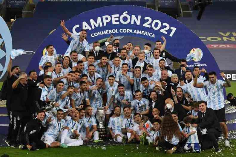 Jogadores da Argentina celebram a vitria da Copa Amrica de 2021 aps o jogo contra o Brasil, no Maracan, em 10 de julho de 2021