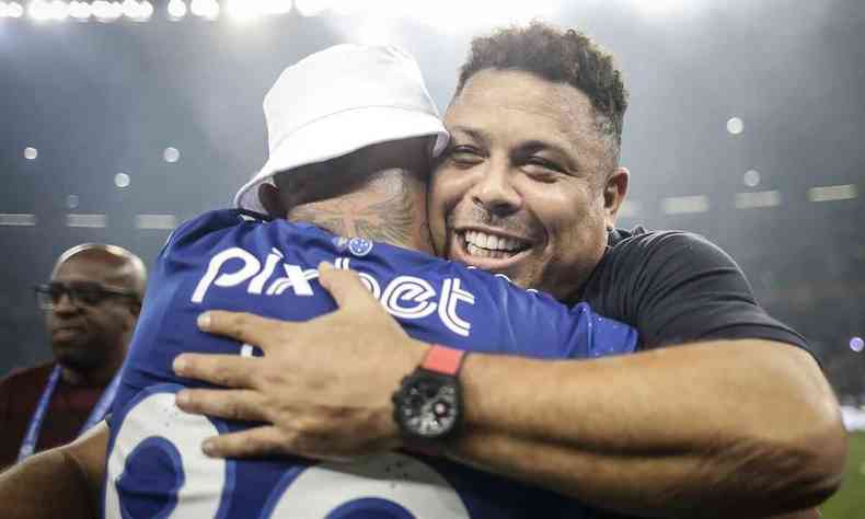 Ronaldo abraa Edu, atacante do Cruzeiro
