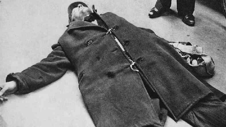 Homem desfalecido pela fome, na Holanda, no inverno de 1944