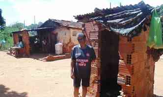 Maria Elienlia, me de trs filhos, mostra latrina usada pela famlia: fossa, 'banho de balde' e racionamento(foto: Luiz Ribeiro/EM/D.A PRESS)