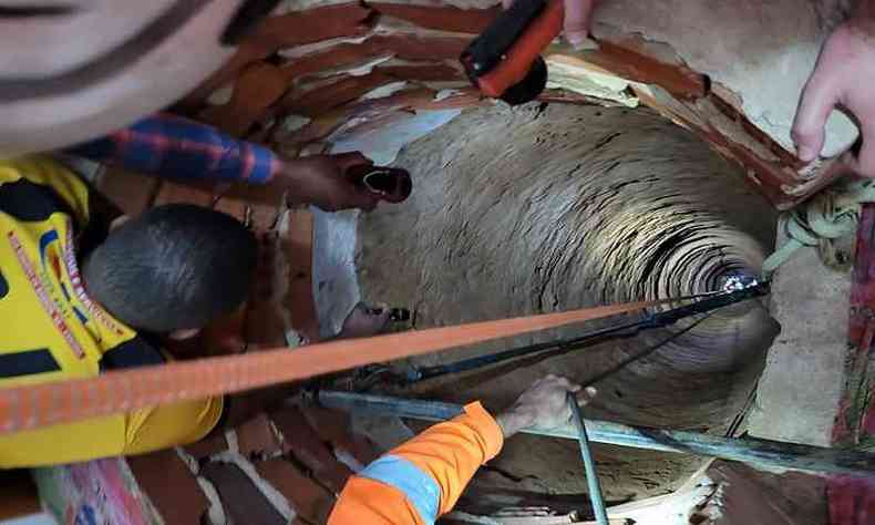 Bombeiros iluminam buraco com lanternas