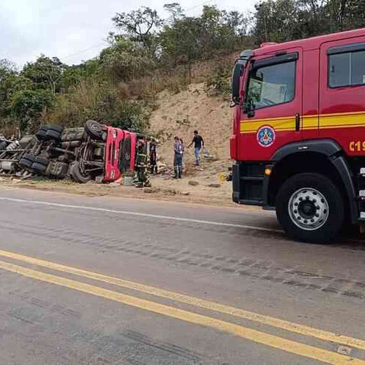 BR-251 é liberada após 23 horas de interdição nos dois sentidos; carreta de  combustível tombou em Francisco Sá, Grande Minas