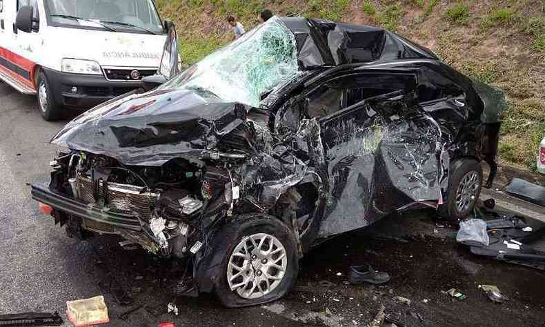 Com o impacto da batida um dos veculos teve a lateral completamente destruda(foto: Polcia Rodoviria Federal (PRF) / Divulgao)