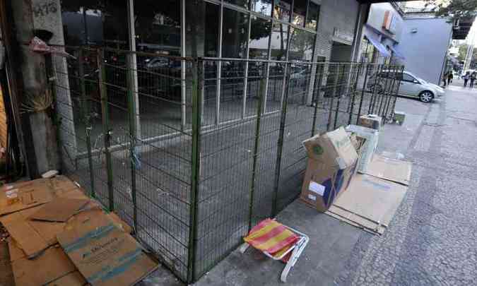 Em fachadas da regio da Savassi, proprietrios adotaram o cercamento. Apesar de no ser proibida, medida no tem apoio da Prefeitura de BH(foto: Juarez Rodrigues/EM/D.A Press)