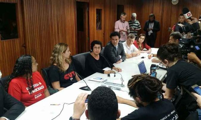 Lideranças de centrais sindicais, funcionários da UFMG e deputados estaduais participaram de coletiva na tarde desta quarta-feira (foto: Juarez Rodrigues/ EM/ D.A Press) Lideranças de centrais sindicais, funcionários da UFMG e deputados estaduais participaram de coletiva na tarde desta quarta-feira (foto: Juarez Rodrigues/ EM/ D.A Press)