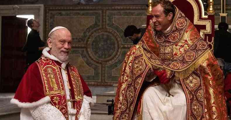 Os papas Joo Paulo III, ex-roqueiro, e Pio XIII, smbolo sexual, causam polmica em The new pope (foto: HBO/divulgao)