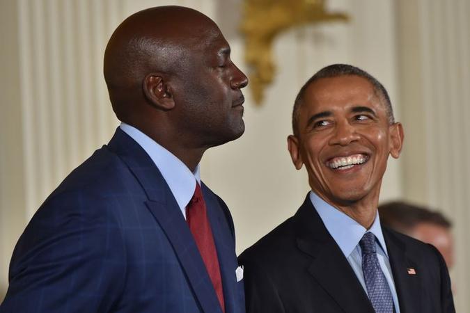 O astro do basquete Michael Jordan e o presidente Barack Obama (foto: AFP / Nicholas Kamm) O astro do basquete Michael Jordan e o presidente Barack Obama (foto: AFP / Nicholas Kamm)
