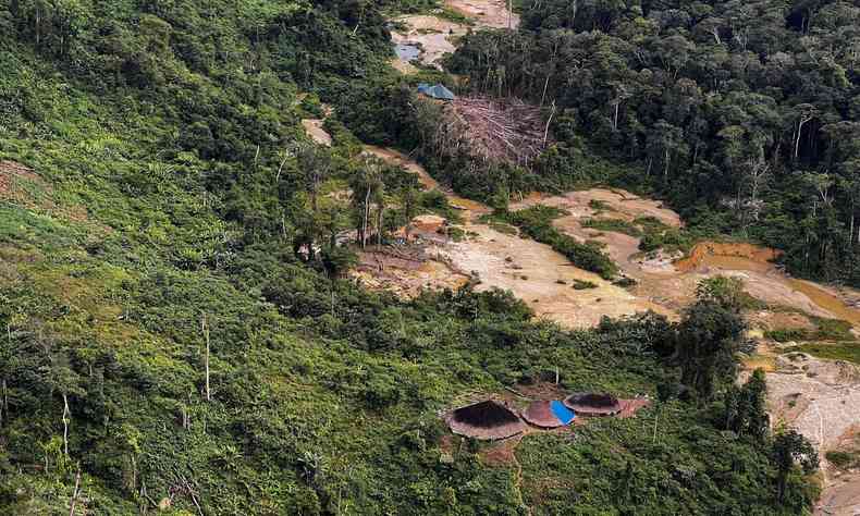 Vista area de acampamento de minerao ilegal em Terra Indgena Yanomami