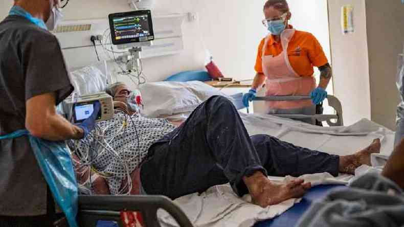 Paciente con respiración asistida en un hospital de Reino Unido.