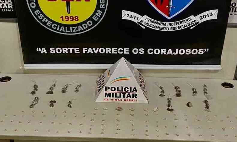 Mais de 100 pedras de crack foram apreendidas pela PM(foto: Polcia Militar / Divulgao)