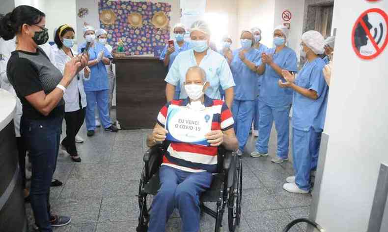 Adriano Gonalves Mol deixou o hospital sob aplausos da equipe mdica(foto: Juarez Rodrigues/EM/DA Press)