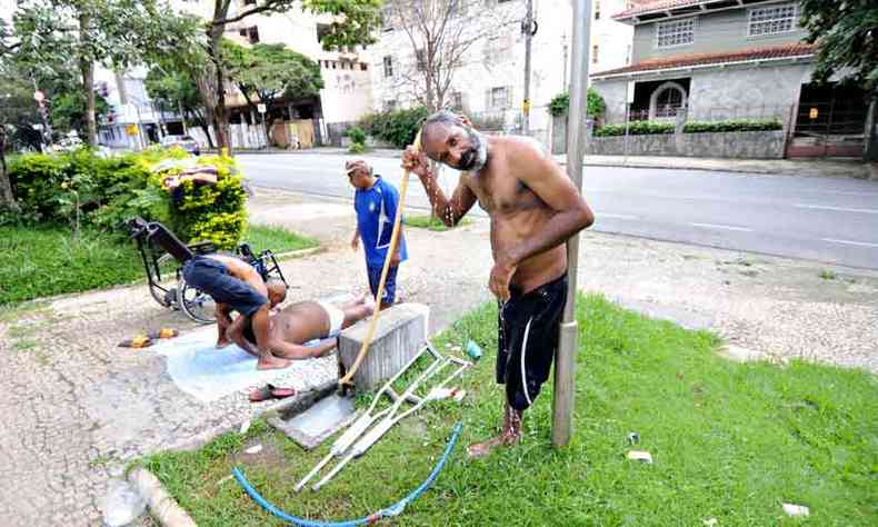 Moradores de rua auxiliam cadeirante a tomar banho(foto: Juarez Rodrigues/EM/D.A Press - 10/4/20)