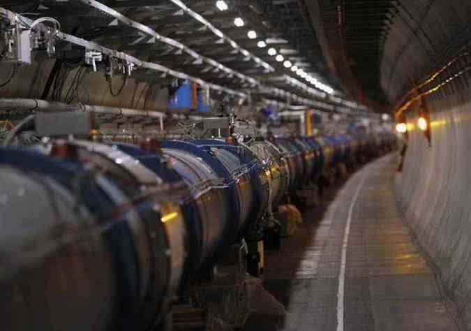 Tnel circular do LHC, que tem 27km de extenso: feixes de partculas colidem depois de alcanar uma velocidade prxima  da luz(foto: Denis Balibous/Reuters)