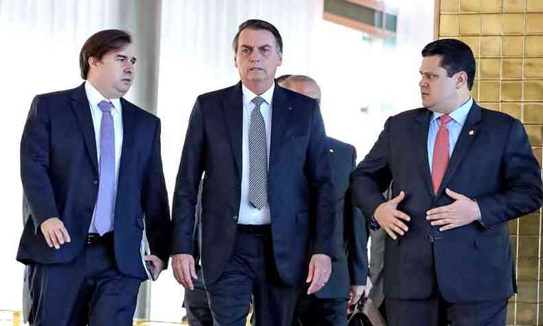 Bolsonaro entre os presidentes da Cmara, Rodrigo Maia, e do Senado, Davi Alcolumbre: apesar do incio conflituoso, integrantes do Congresso fazem um balano positivo do primeiro ano da gesto Bolsonaro (foto: Marcos Corra/PR - 28/5/19)