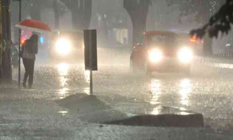 BH e regio registraram pancadas de chuva e ventos na noite de segunda-feira(foto: Gladyston Rodrigues/EM/D.A Press )